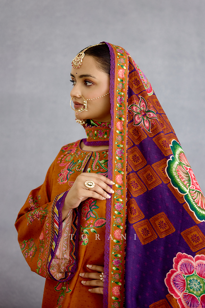 Komudika Aadhavi Odhni