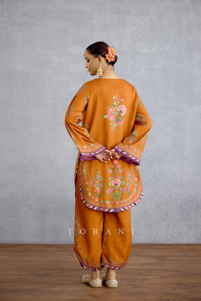 Komudika Aadhavi Kurta Set