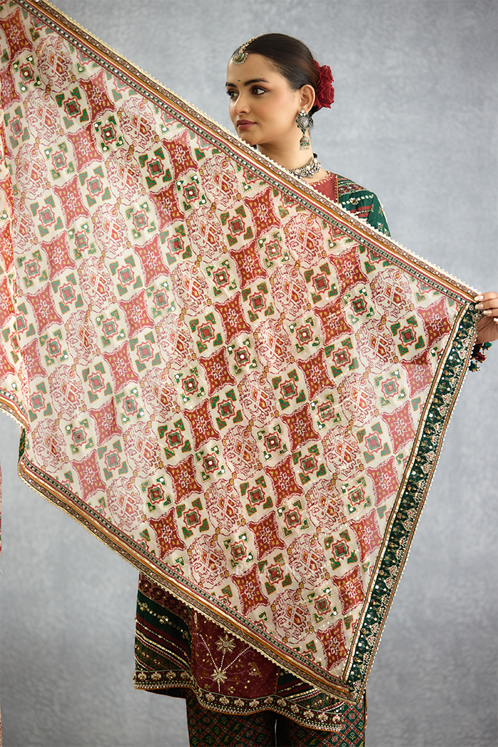 Trinaja Surkhi Pranshi Kurta Set