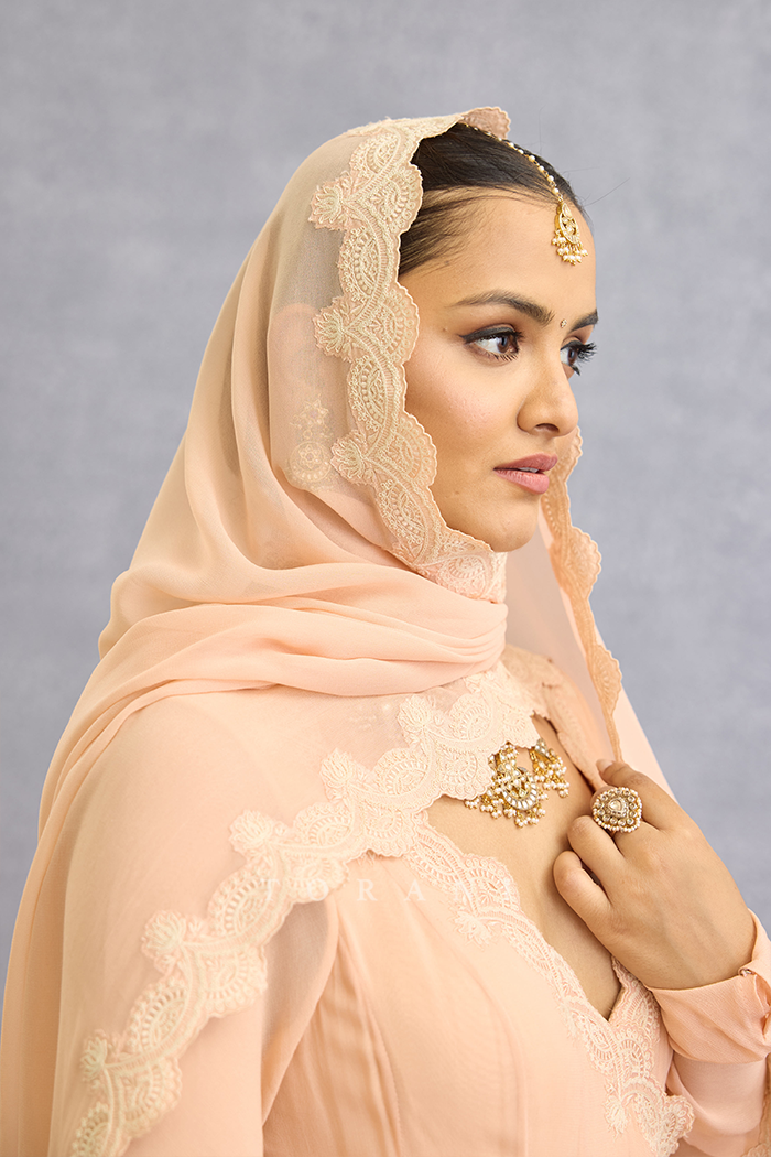 Gul-Mohar Prisha Odhni