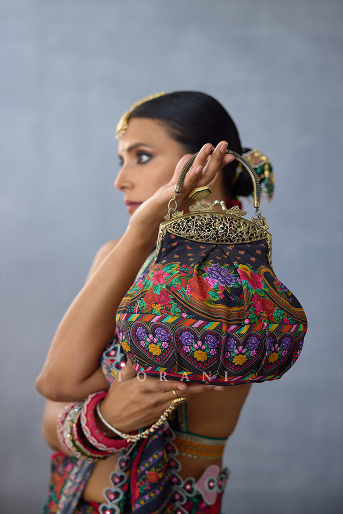 Dil Shaad Ati Clutch Bag