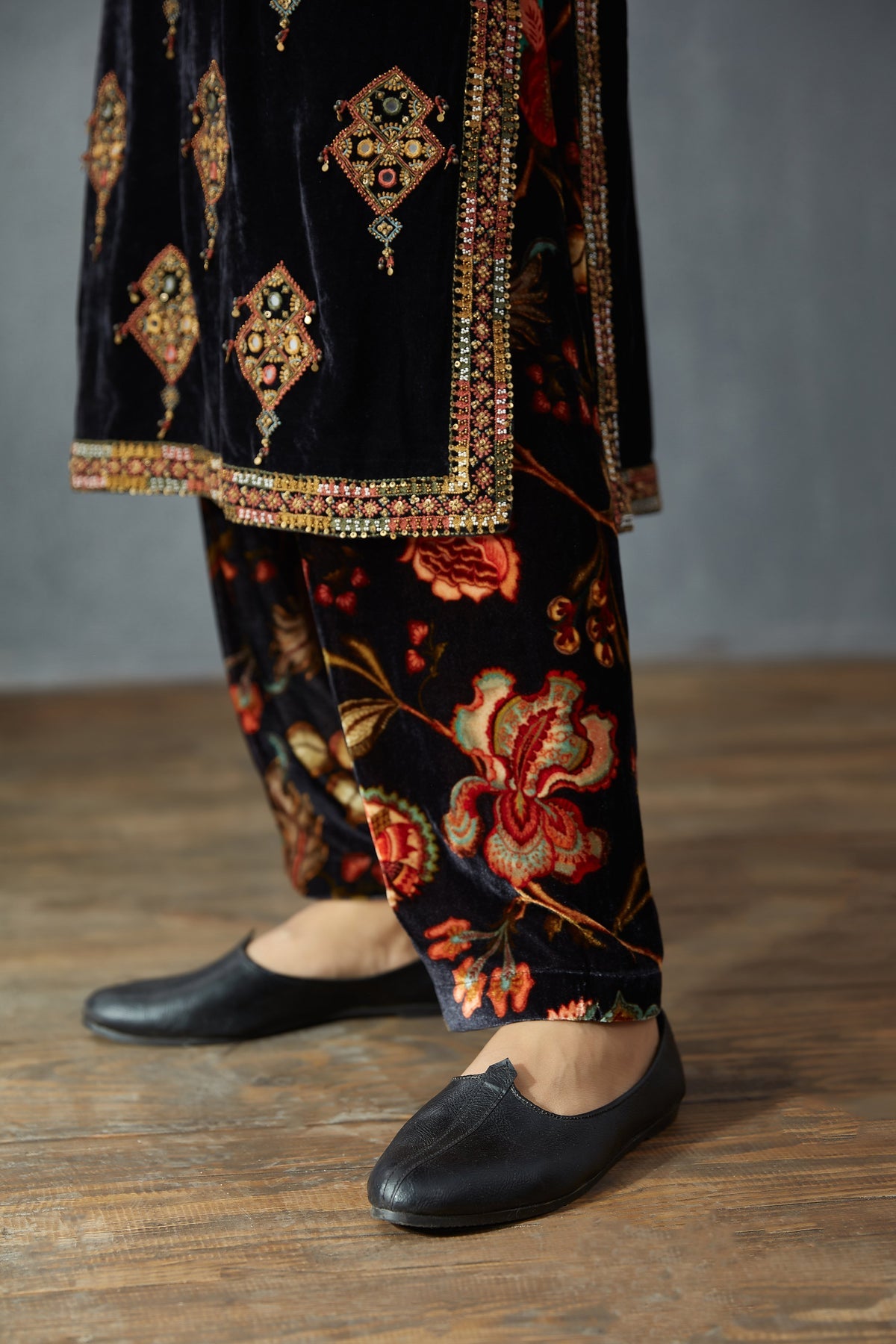 Siyah Makhmal Gulfam Kurta Set