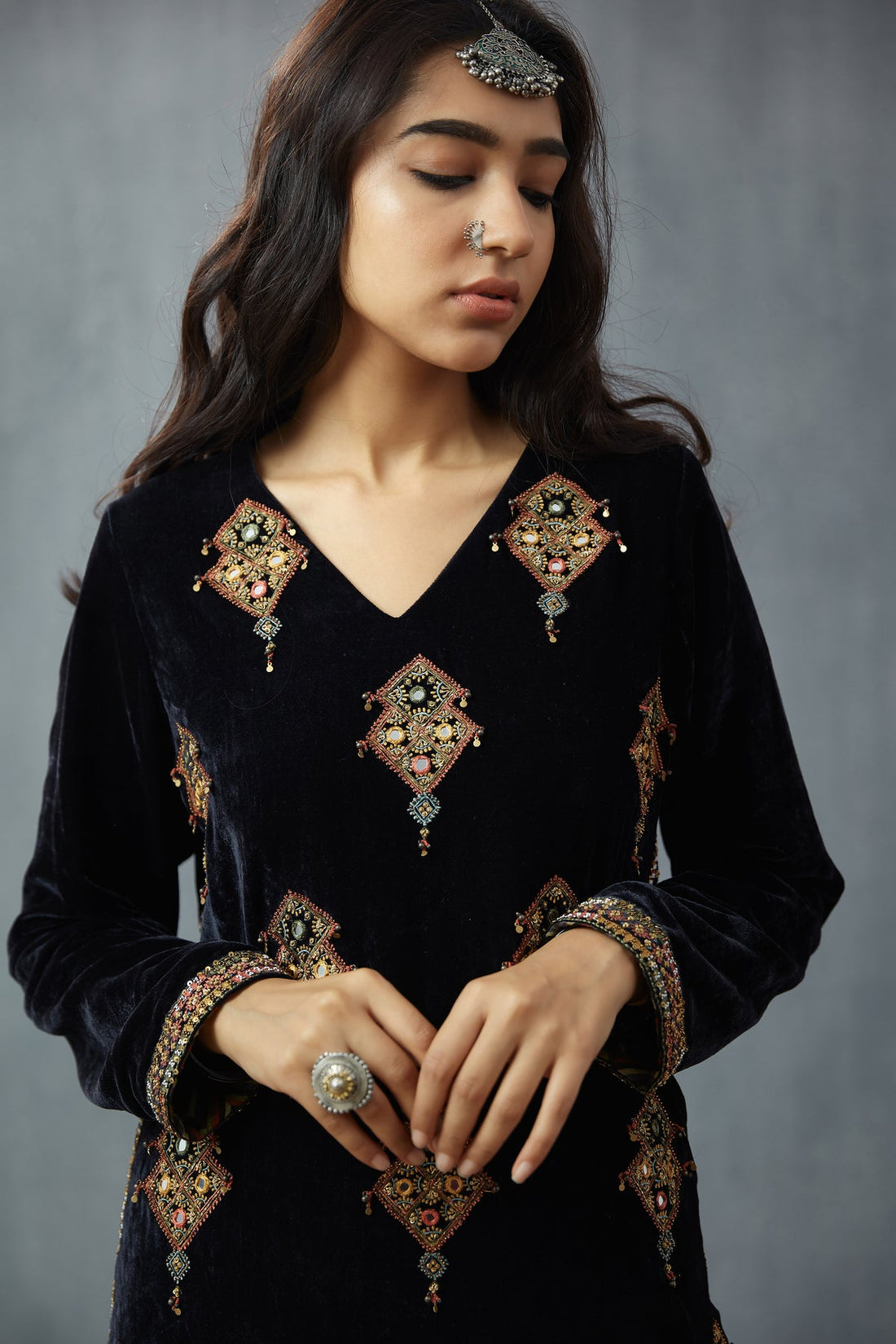 Siyah Makhmal Gulfam Kurta Set