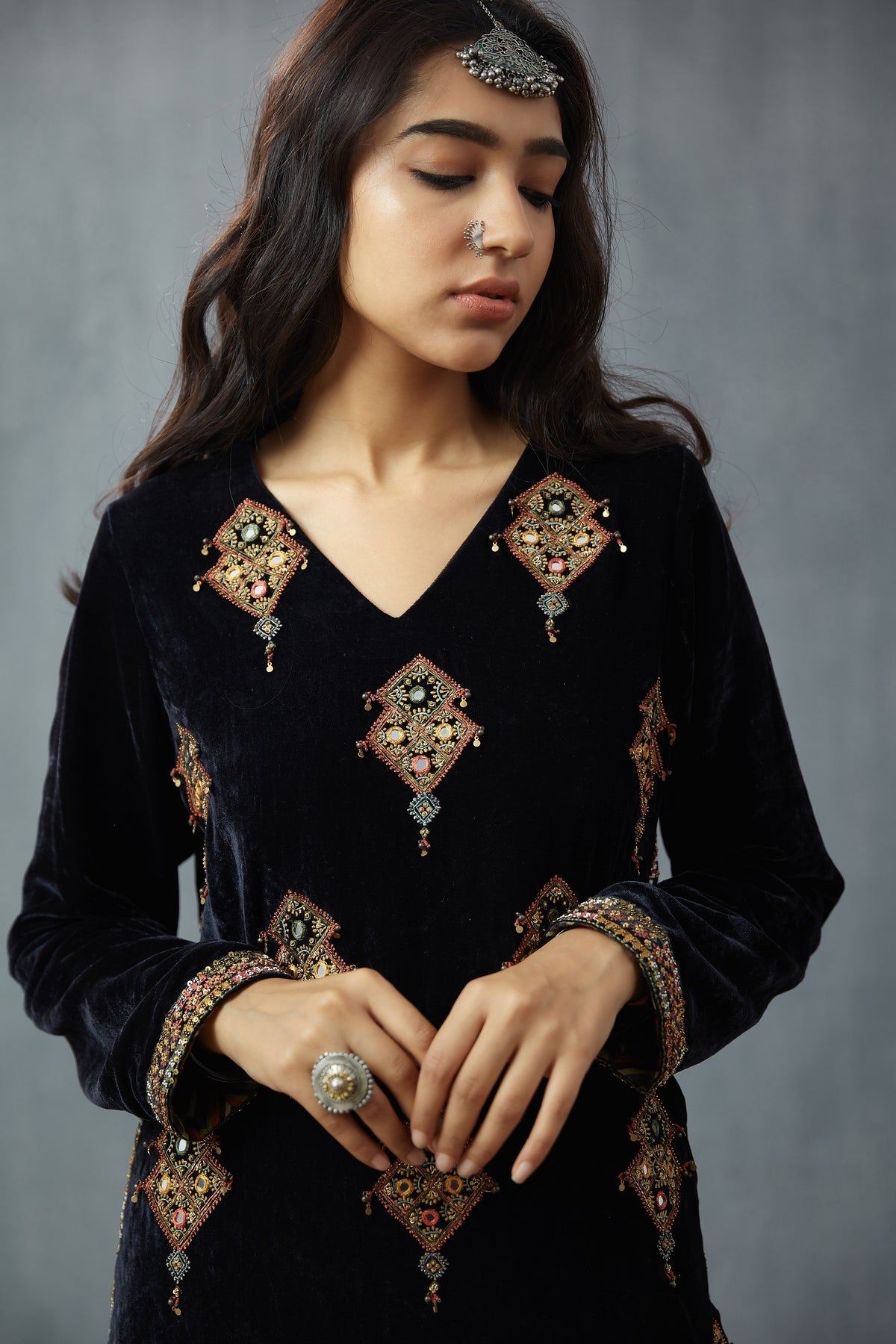 Siyah Makhmal Gulfam Kurta Set