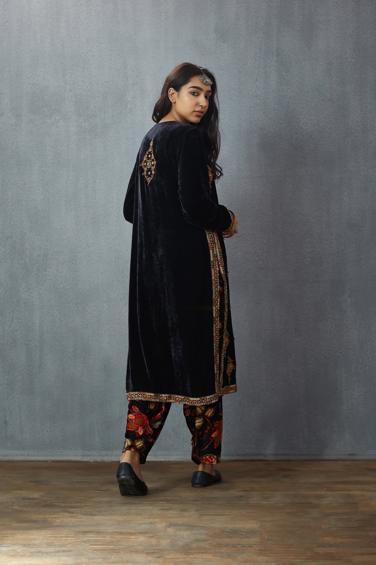 Siyah Makhmal Gulfam Kurta Set