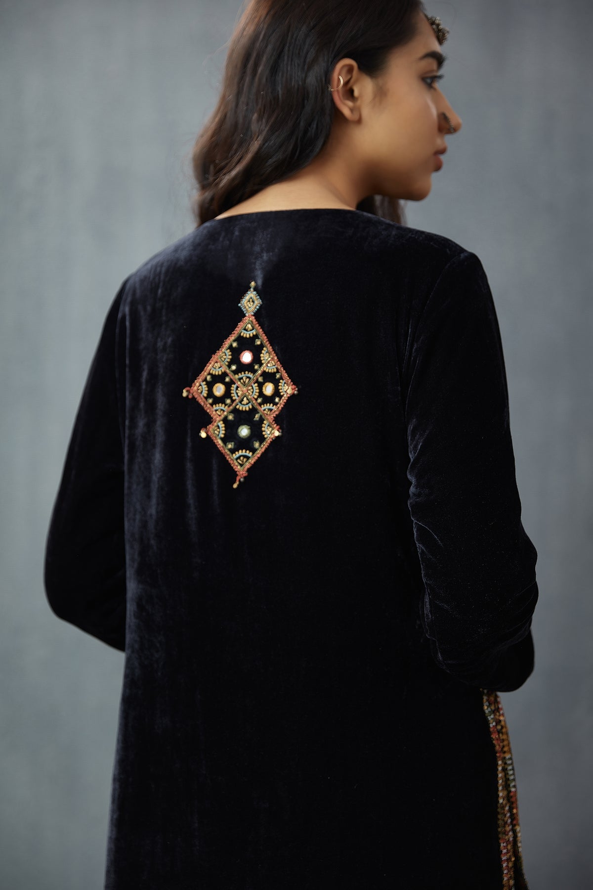 Siyah Makhmal Gulfam Kurta Set
