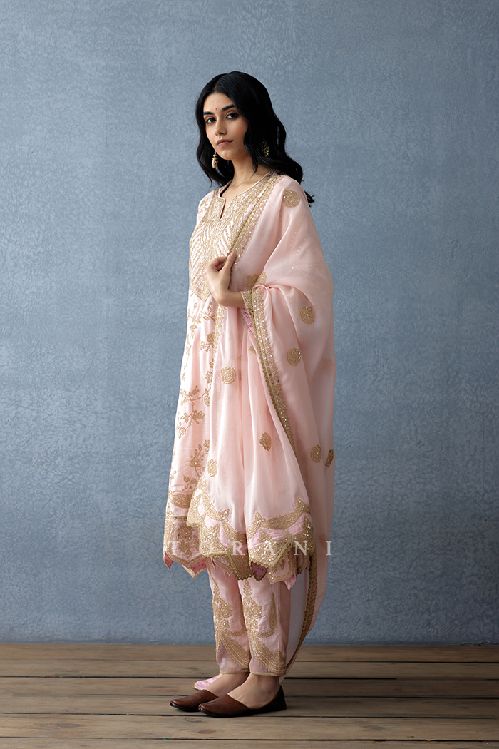 Gul-Mohar Mandira Odhni