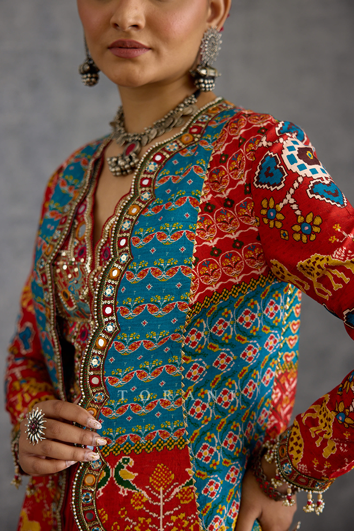 Sunehra Varnaabha Jacket Set