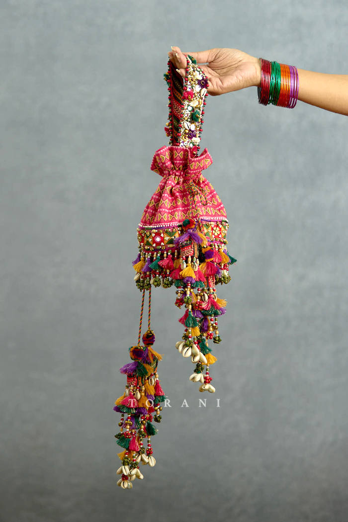 Rangili Dhruvi Drashti Patola Potli