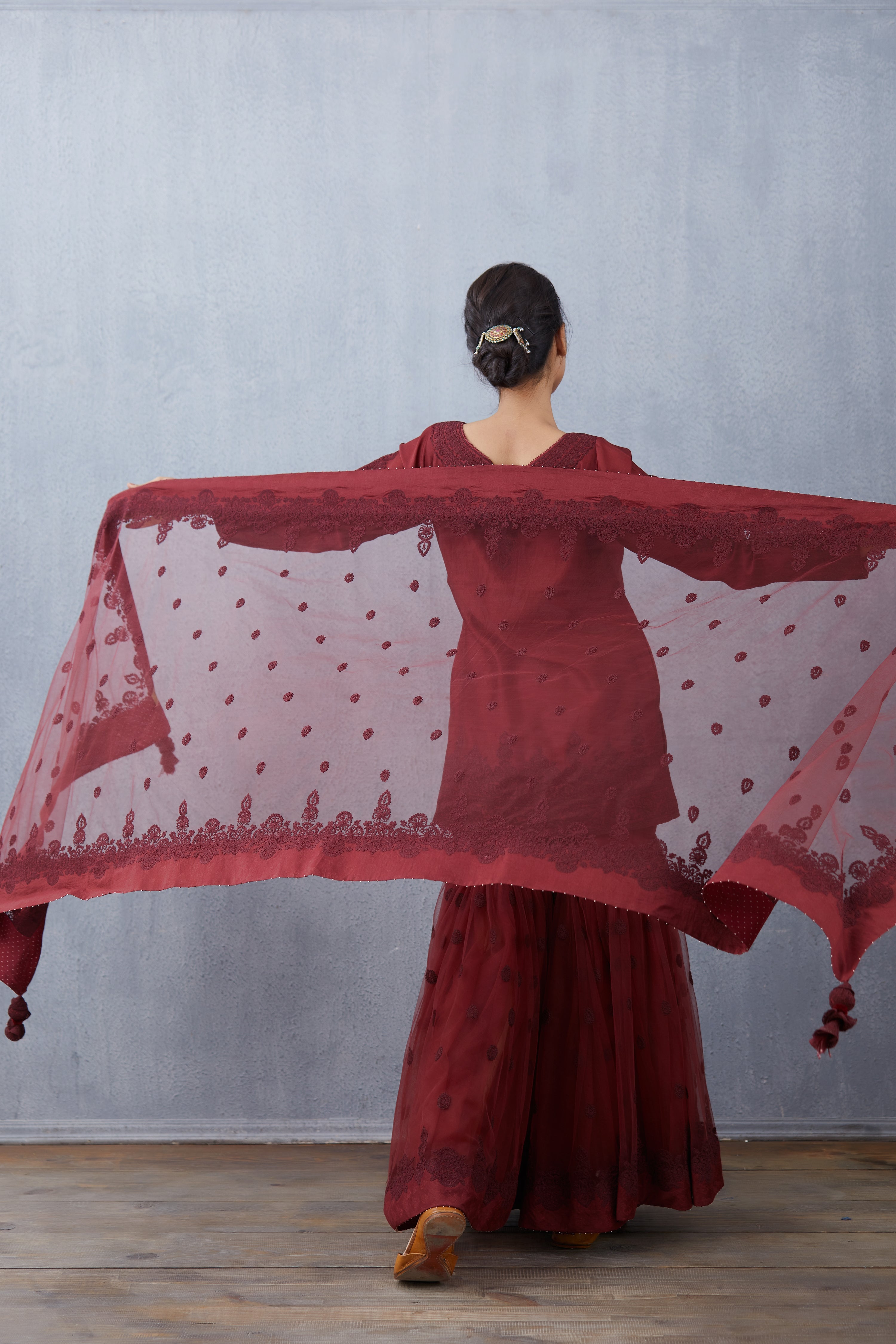 Mahogany Vedika Odhni