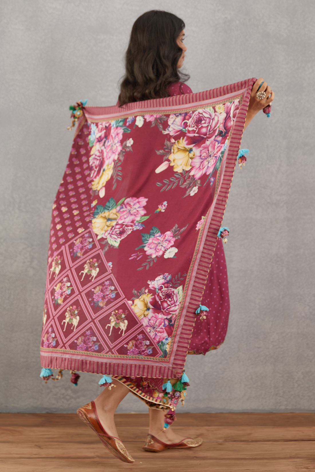 Manika Trikoniya Scarf