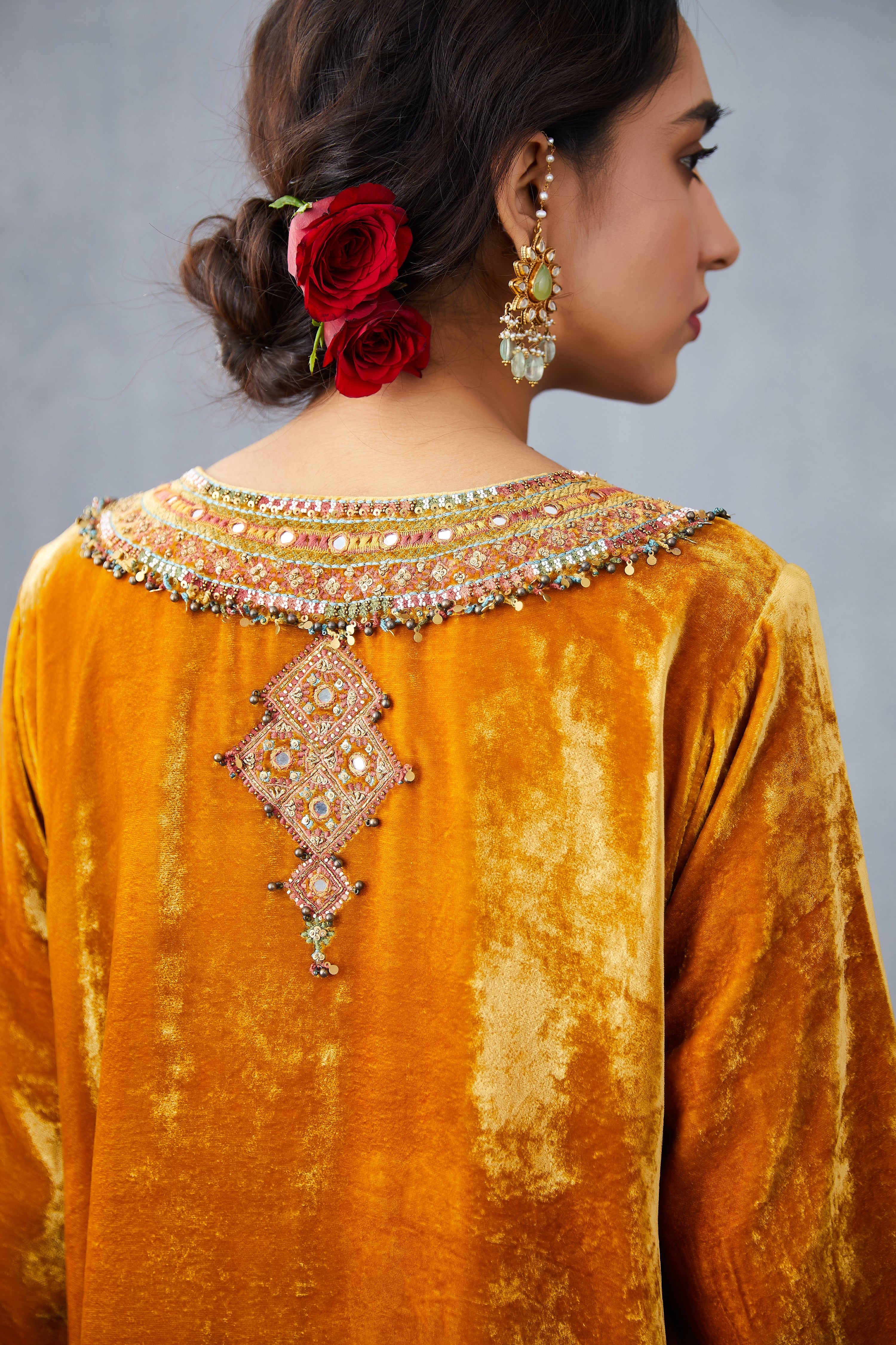 Sunehra Makhmal Paakizah Kurta Set