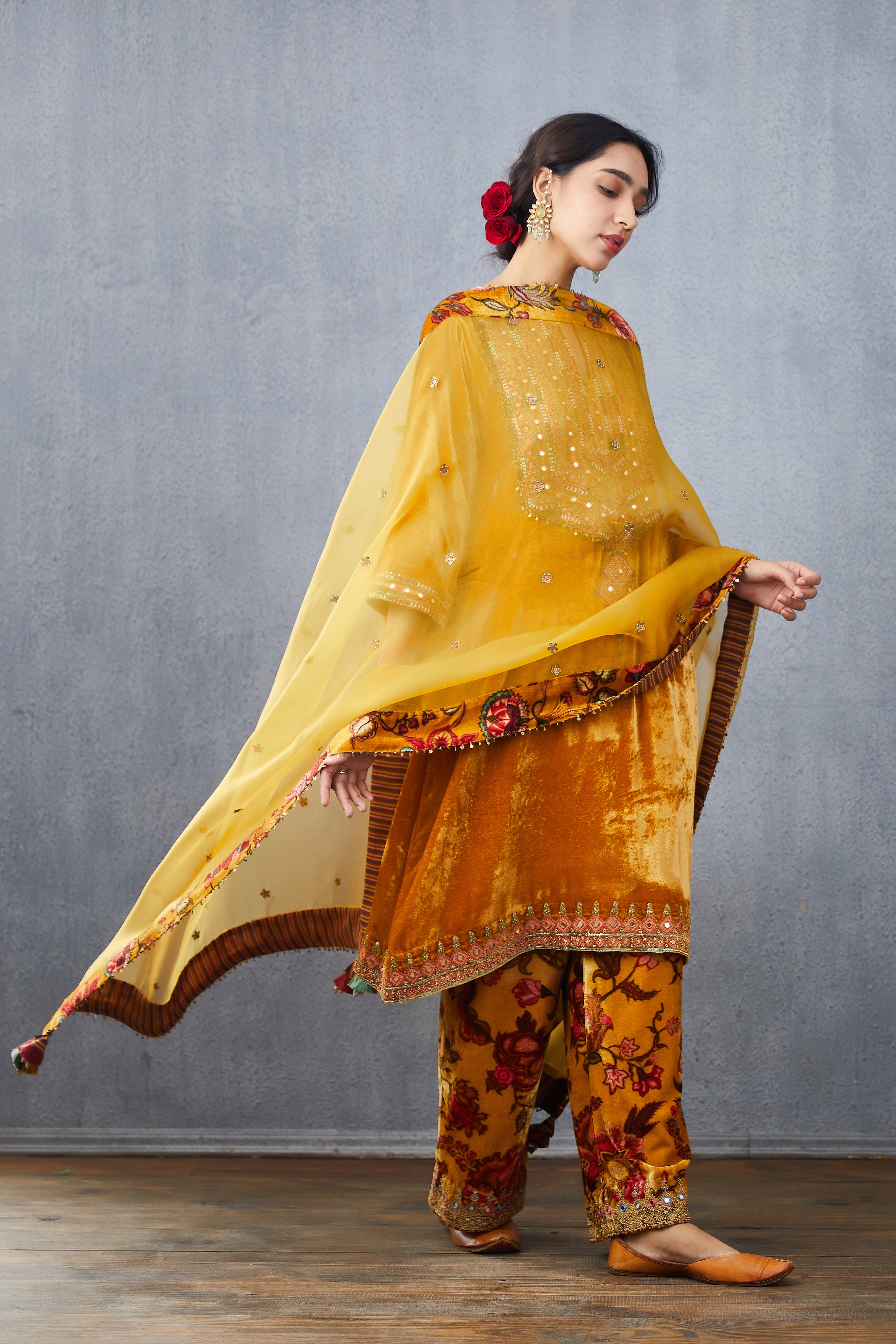 Sunehra Firdous Odhni