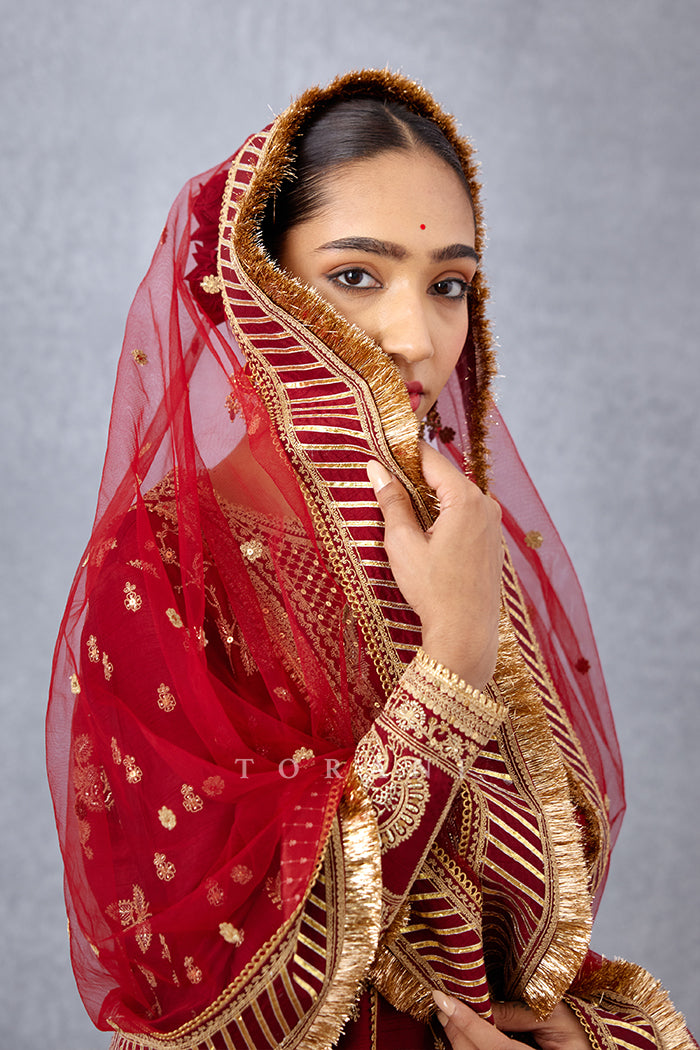 Sindoori Meera Odhni