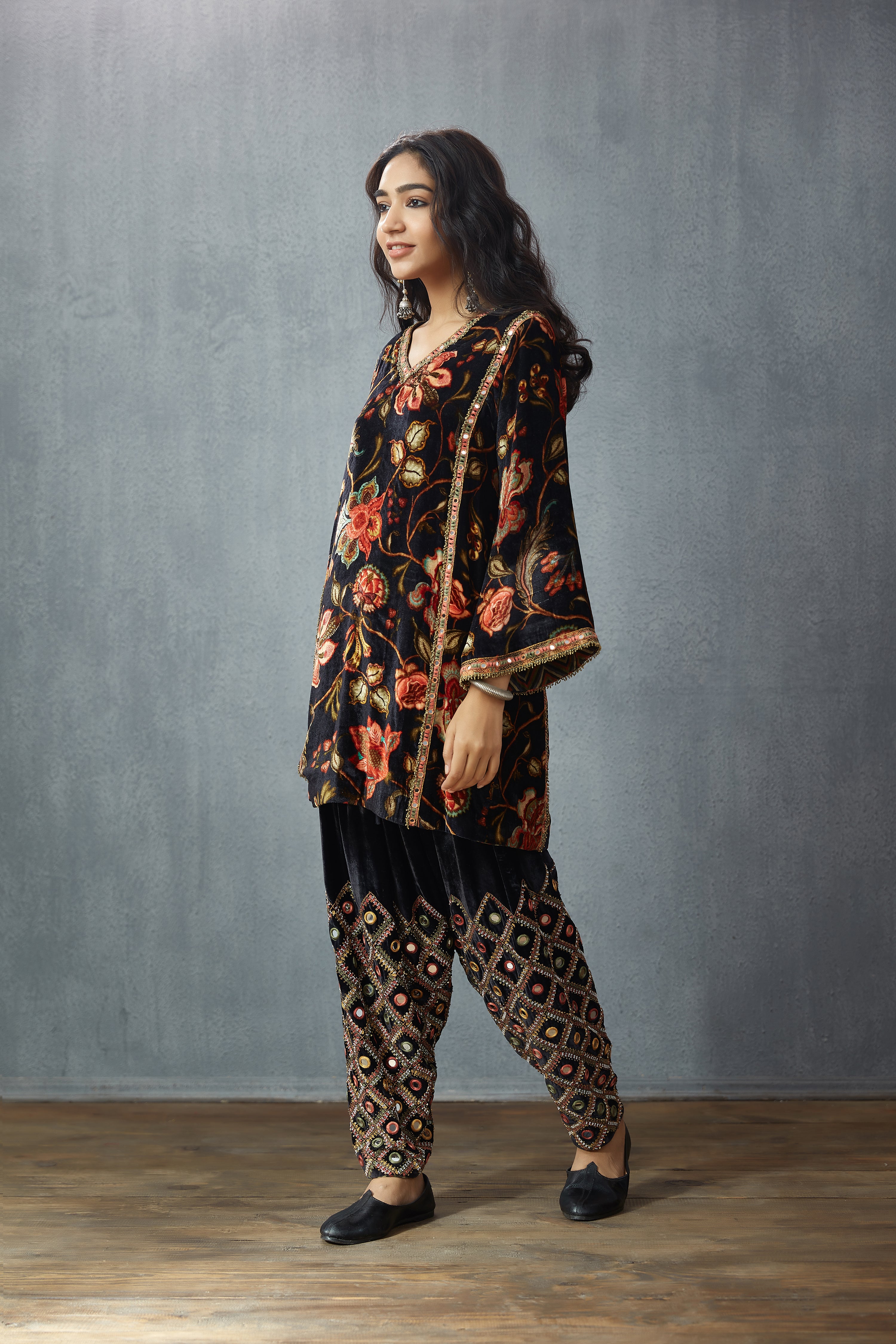 Siyah Makhmal Aayat Co-ord Set