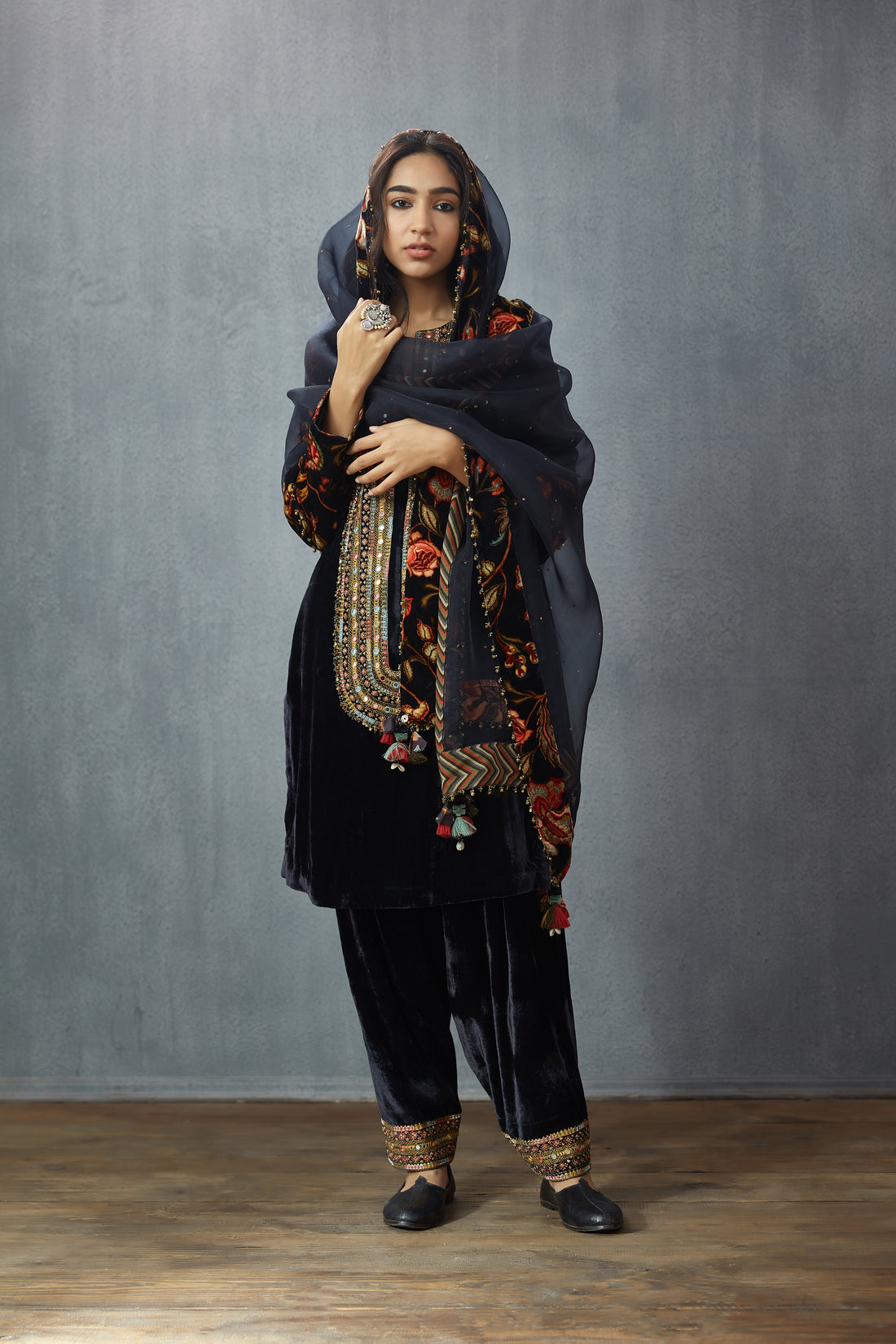 Siyah Makhmal Firdous Odhni