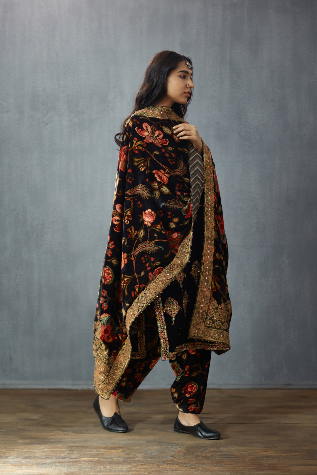 Siyah Makhmal Gulfam Doshala