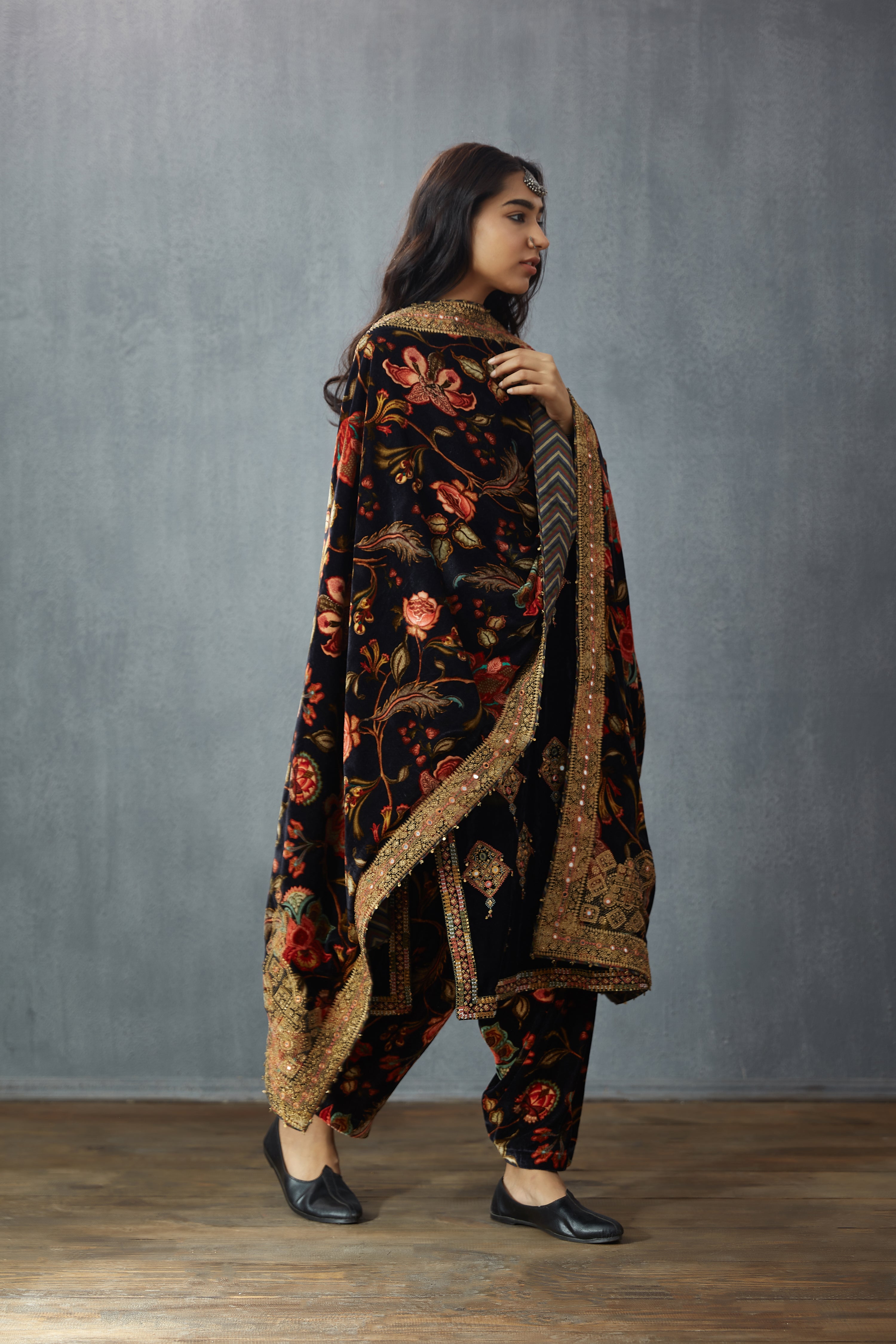 Siyah Makhmal Gulfam Doshala