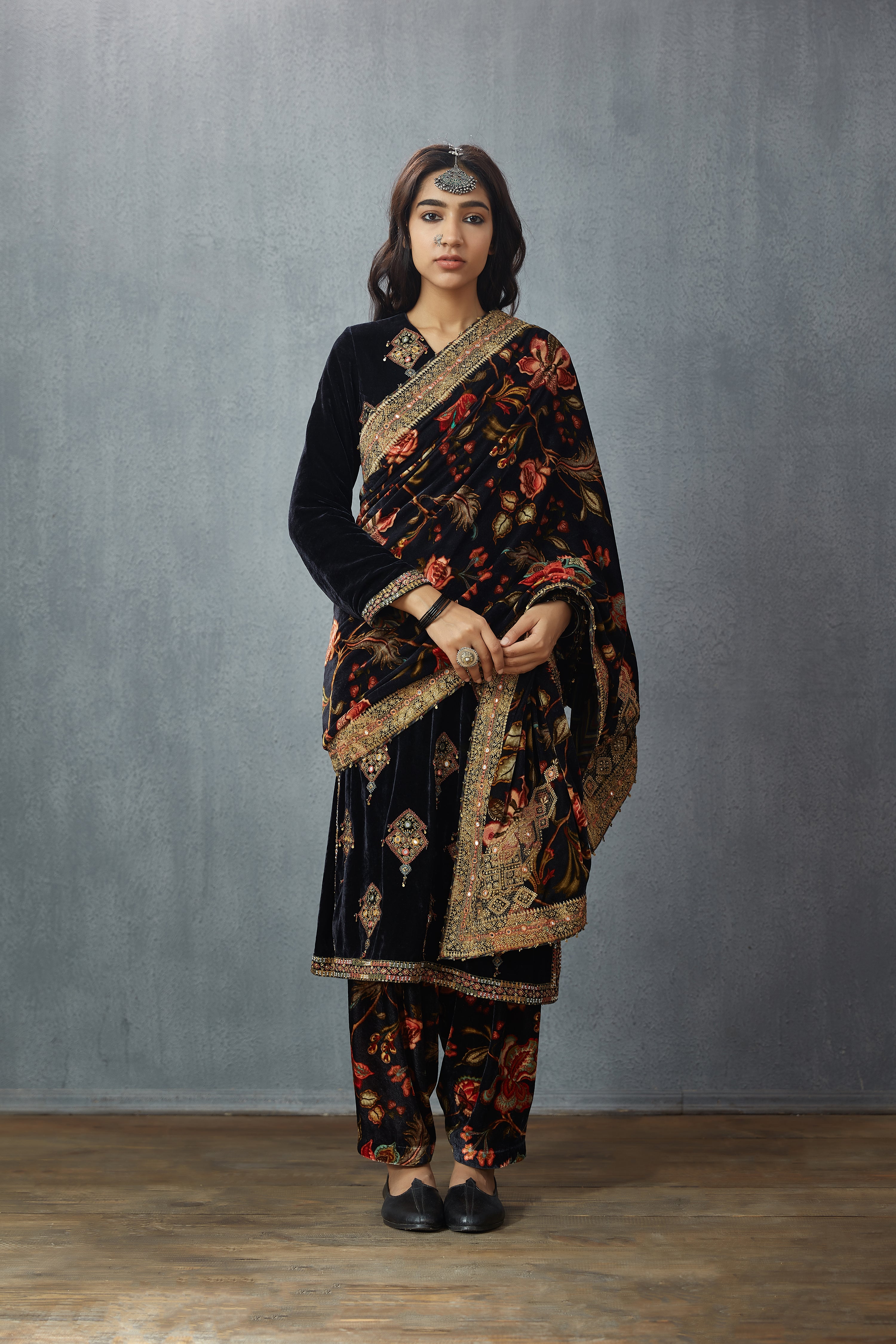 Siyah Makhmal Gulfam Doshala