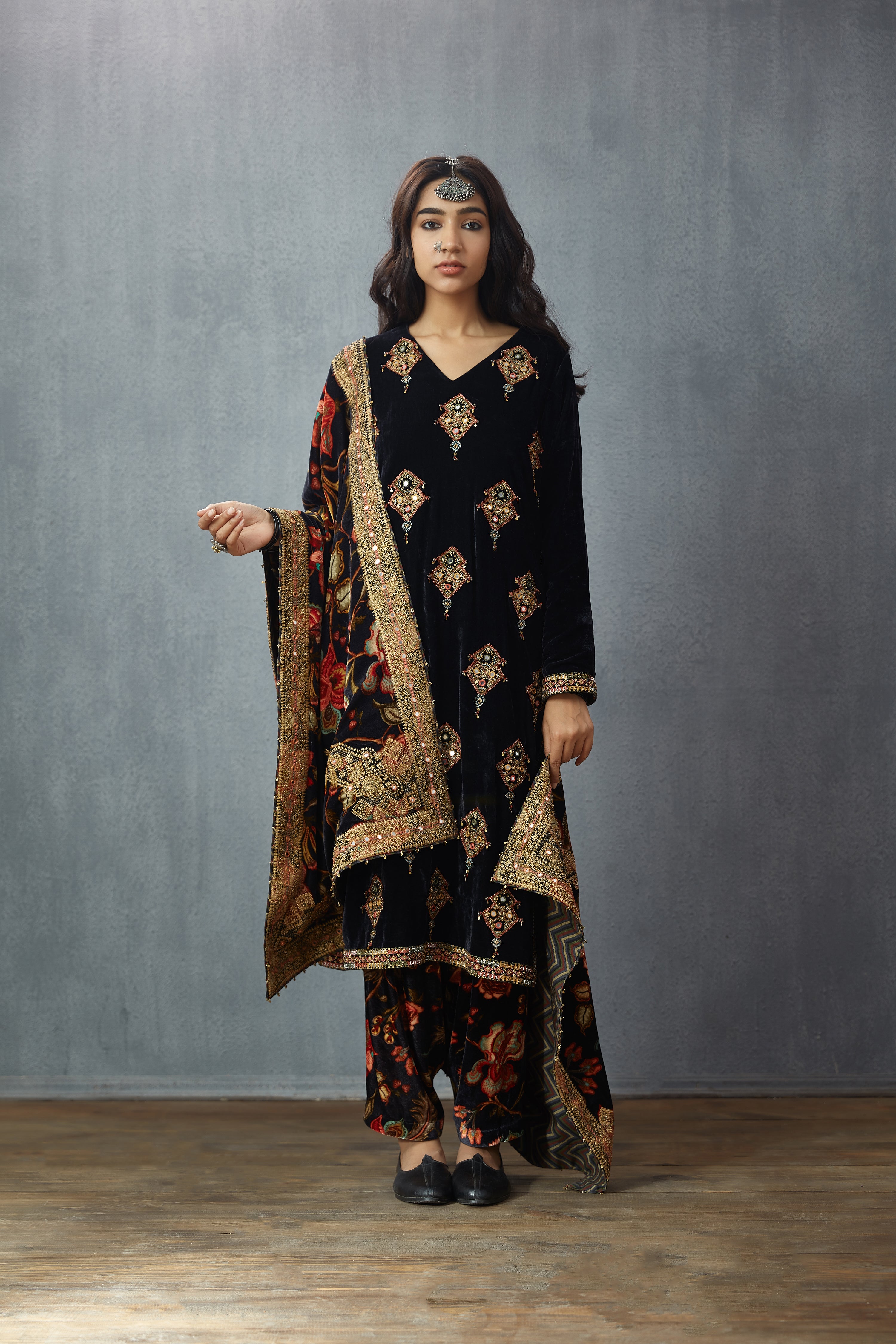 Siyah Makhmal Gulfam Doshala