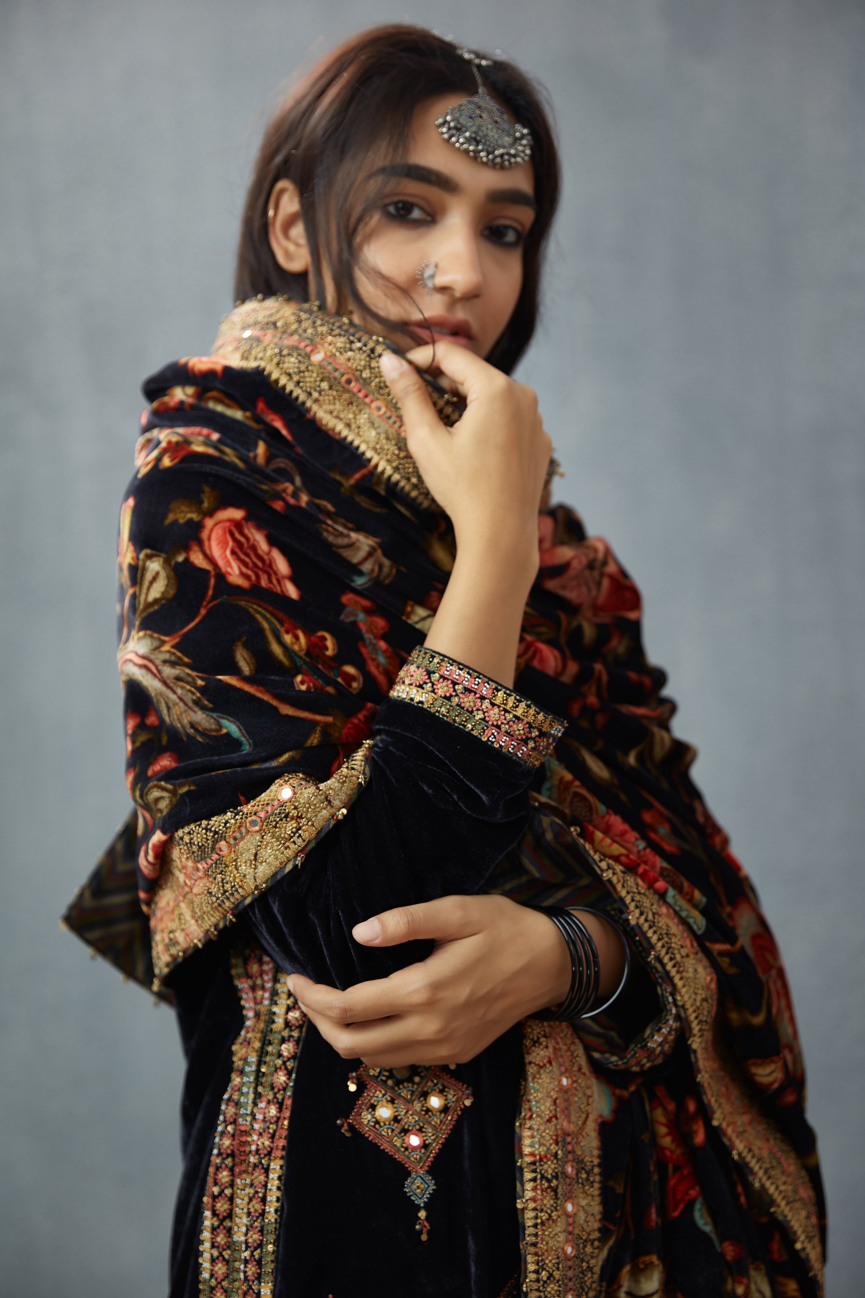 Siyah Makhmal Gulfam Doshala