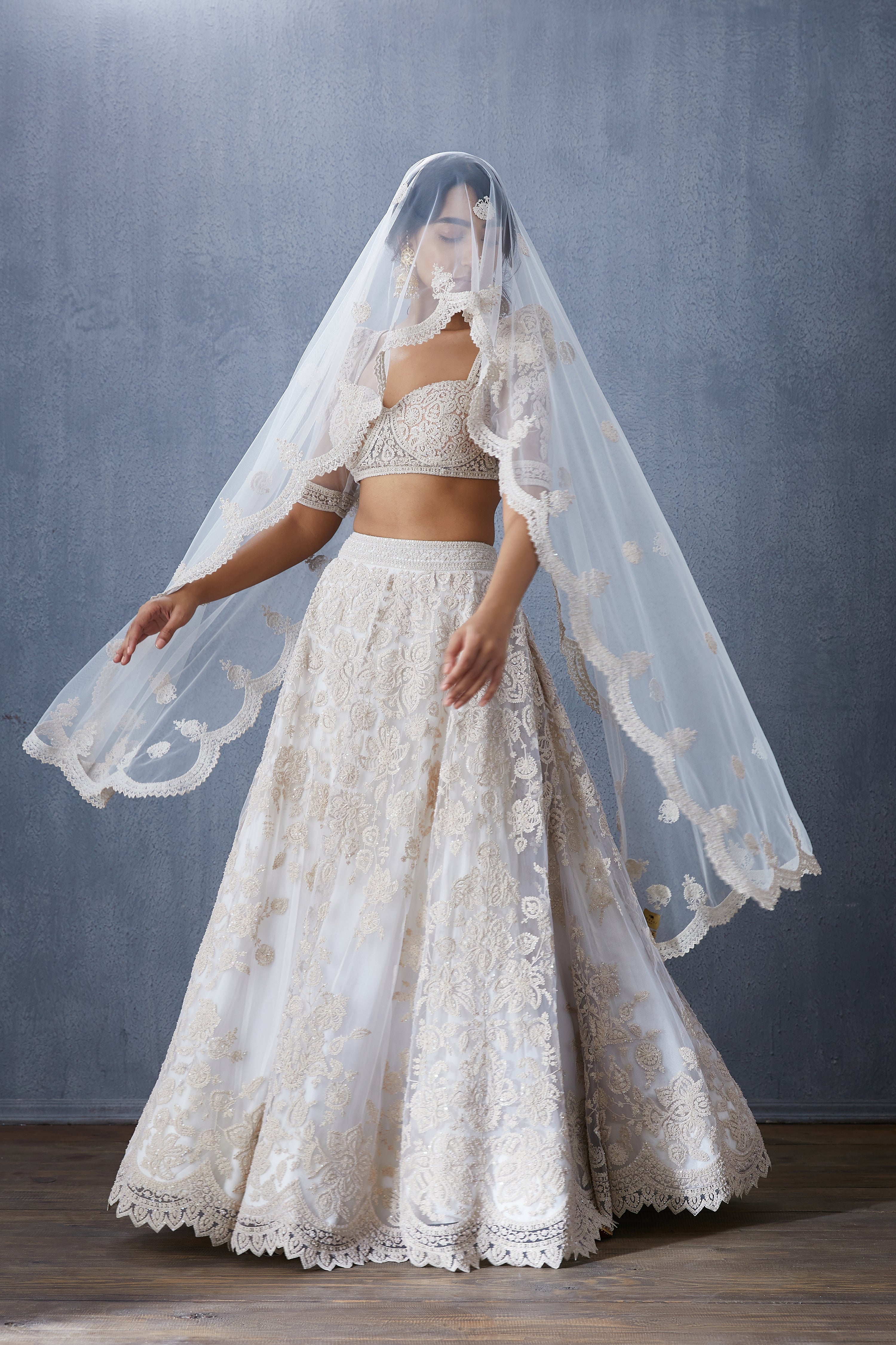 Swetah Hansini Odhni