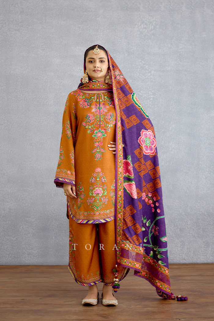 Komudika Aadhavi Kurta Set