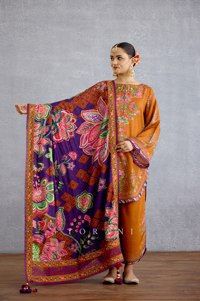 Komudika Aadhavi Kurta Set