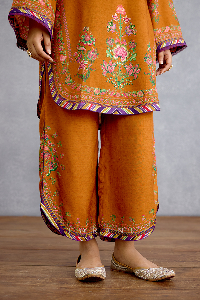 Komudika Aadhavi Kurta Set