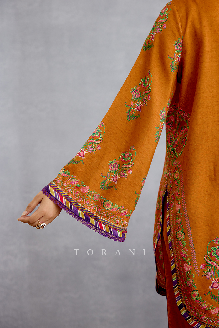 Komudika Aadhavi Kurta Set