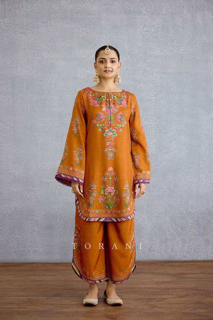 Komudika Aadhavi Kurta Set