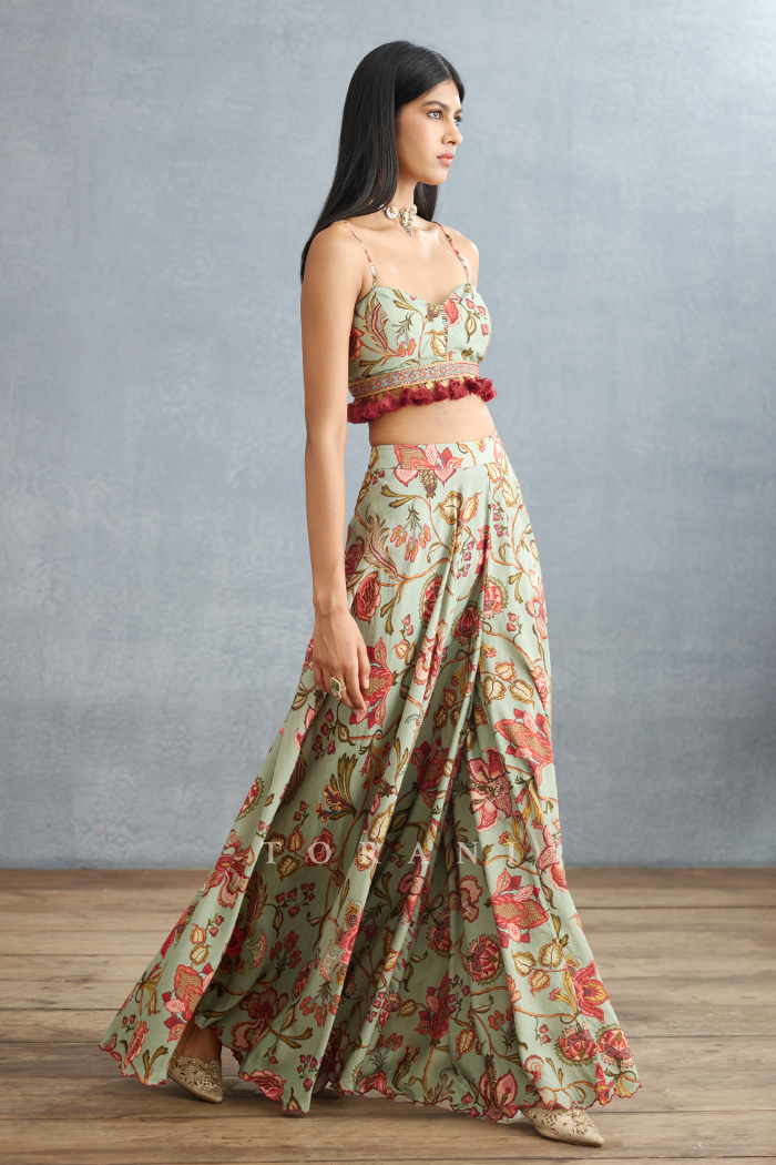 Champa Paavni Cape Set