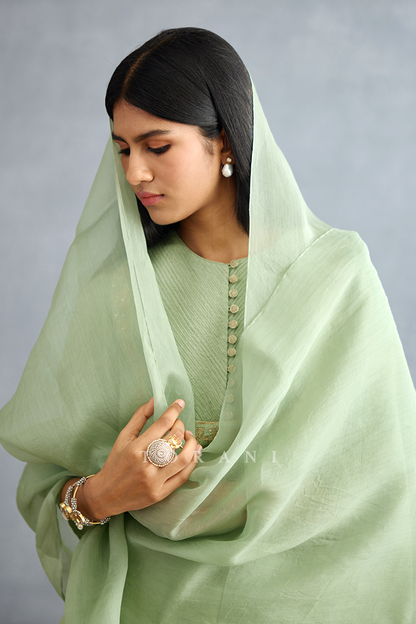 Gul-Neer Varini Odhni