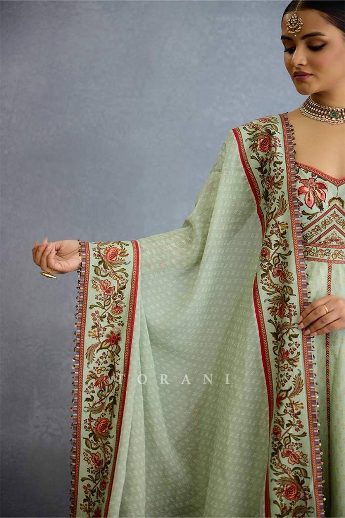 Champa Bhavika Odhni