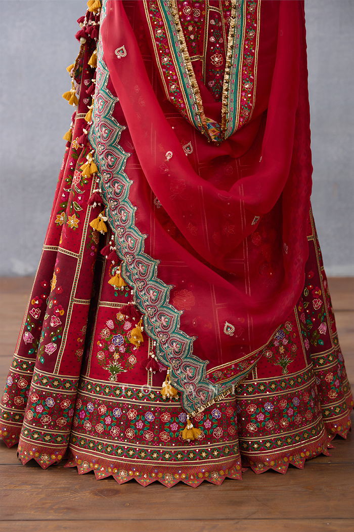 Dil Surkh Avora Odhni