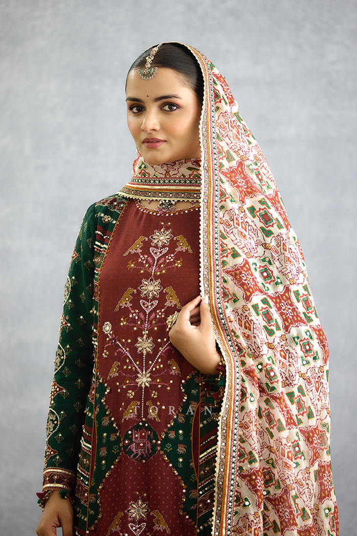 Shwet Surkhi Pranshi Odhni