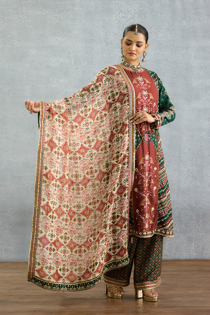 Shwet Surkhi Pranshi Odhni