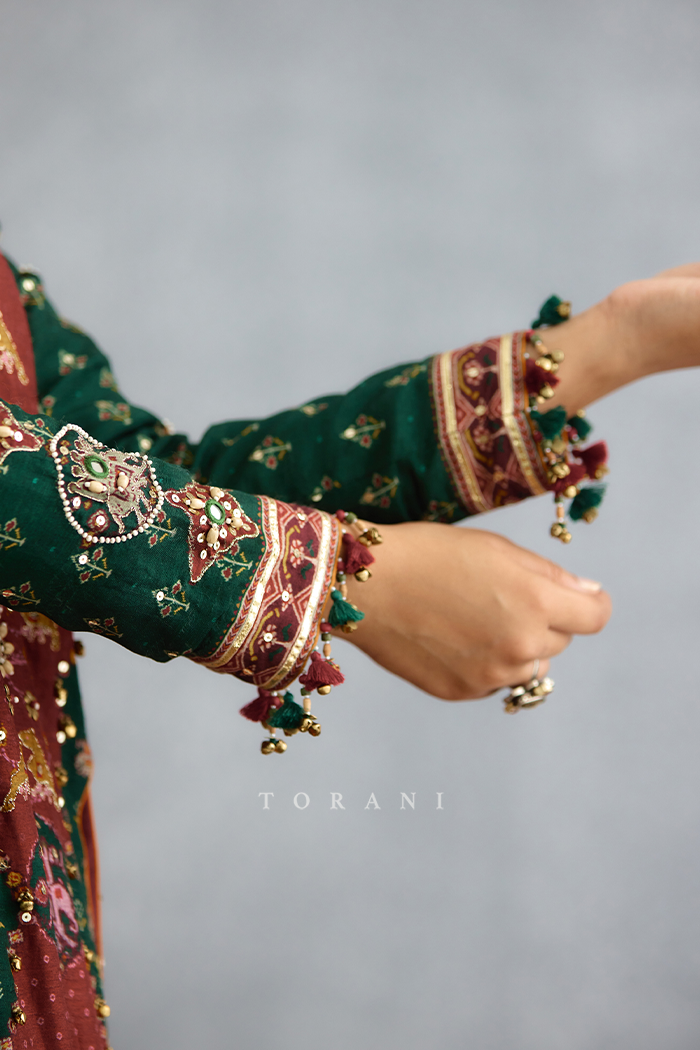 Trinaja Surkhi Pranshi Kurta Set