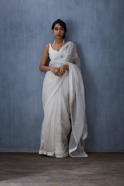 Swetah Daavya Saree