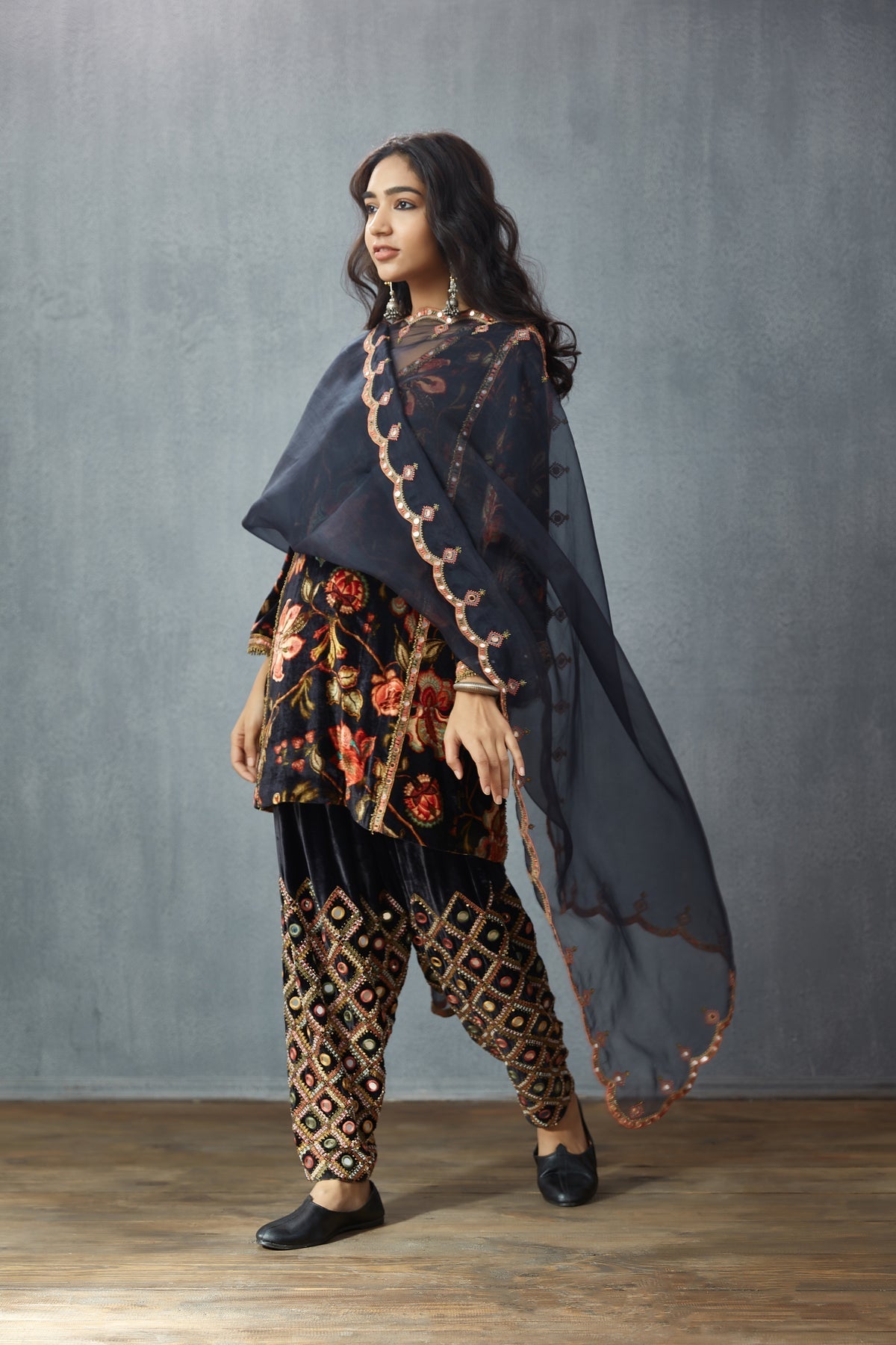 Siyah Makhmal Aayat Co-ord Set