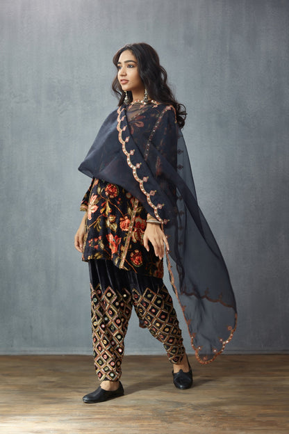 Siyah Makhmal Aayat Co-ord Set