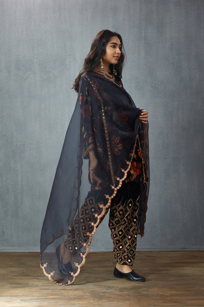 Siyah Makhmal Aayat Co-ord Set