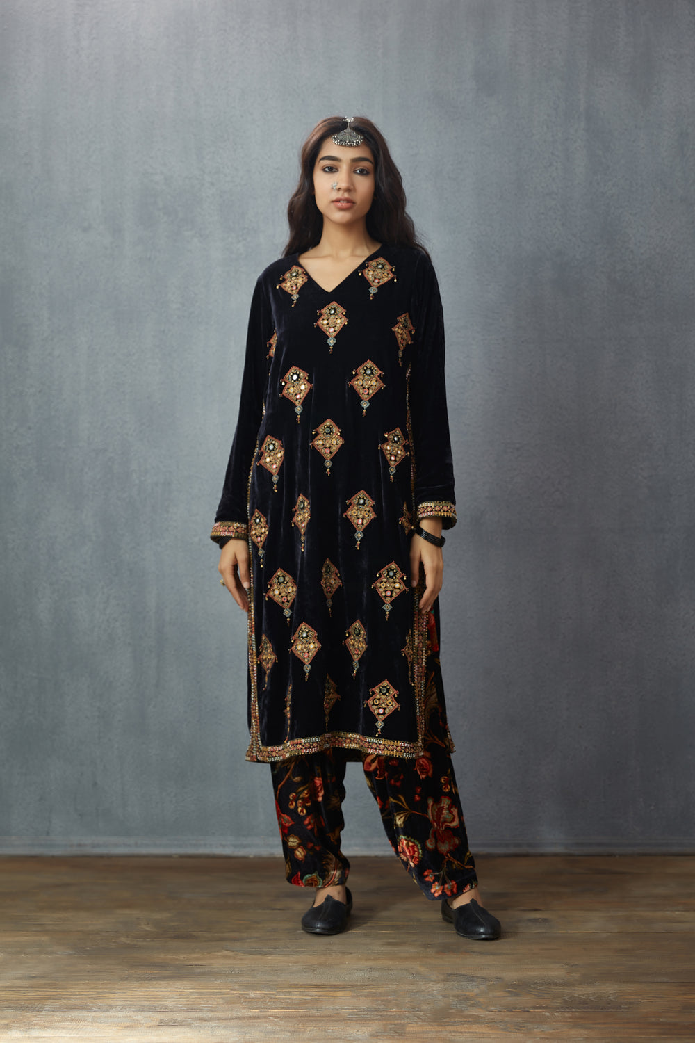 Siyah Makhmal Gulfam Kurta Set