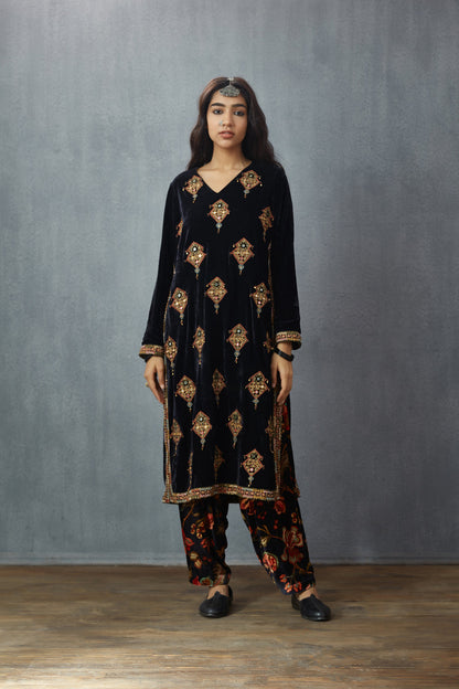 Siyah Makhmal Gulfam Kurta Set