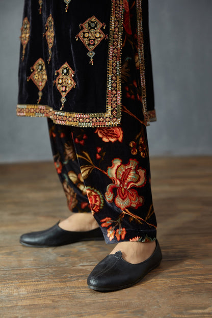 Siyah Makhmal Gulfam Kurta Set