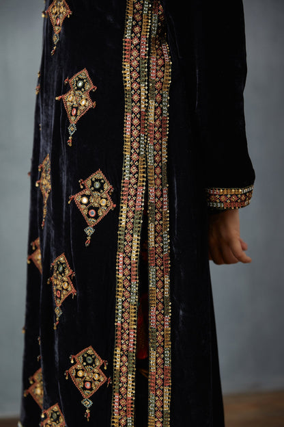 Siyah Makhmal Gulfam Kurta Set