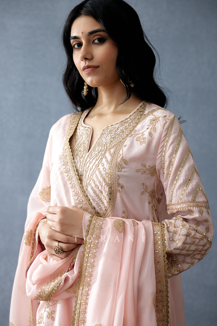 Gul-Mohar Mandira Odhni