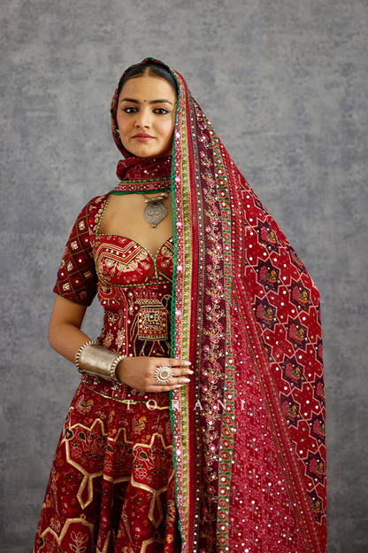Surkhi Dhruvat Odhni