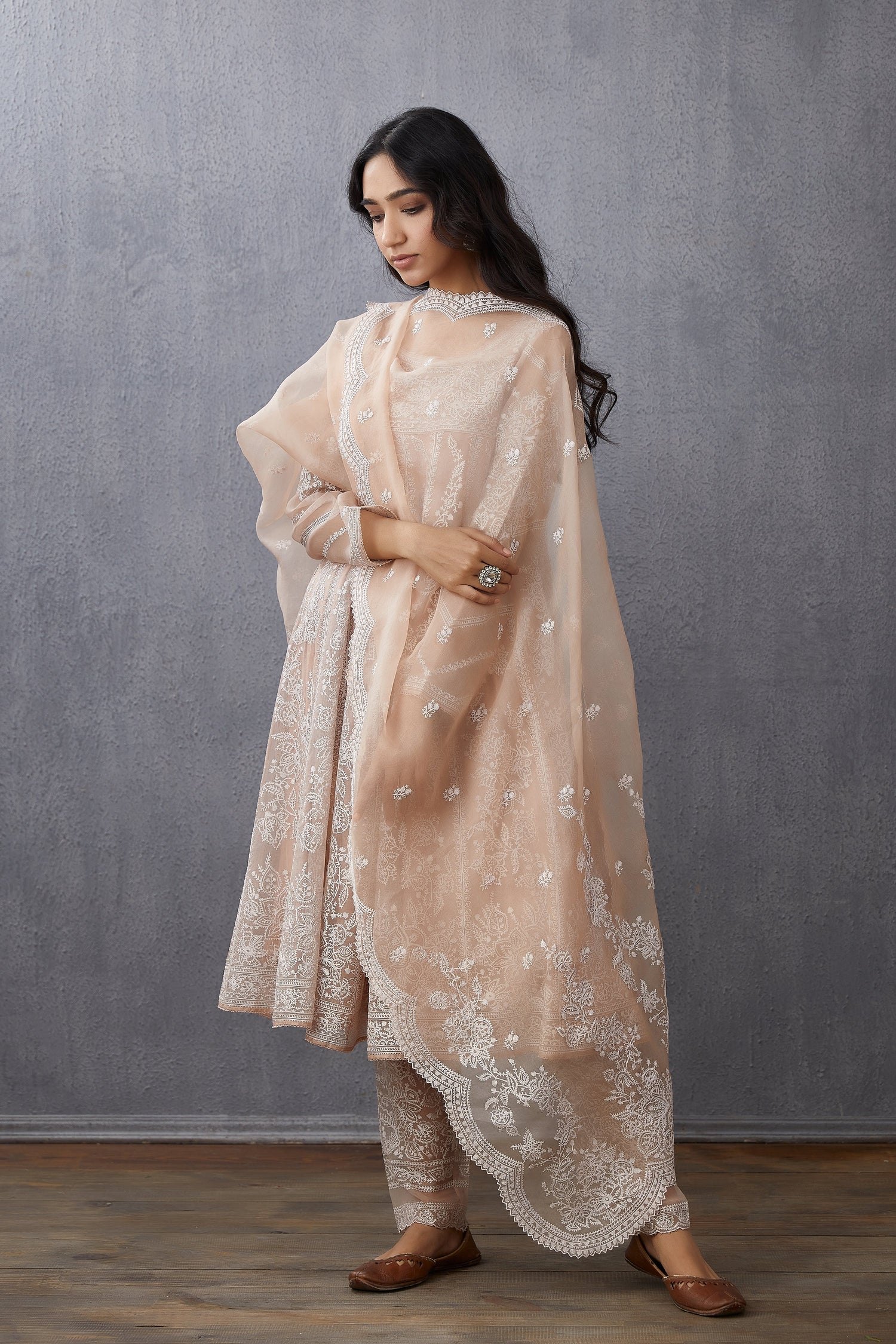 Neera Paavni Odhni