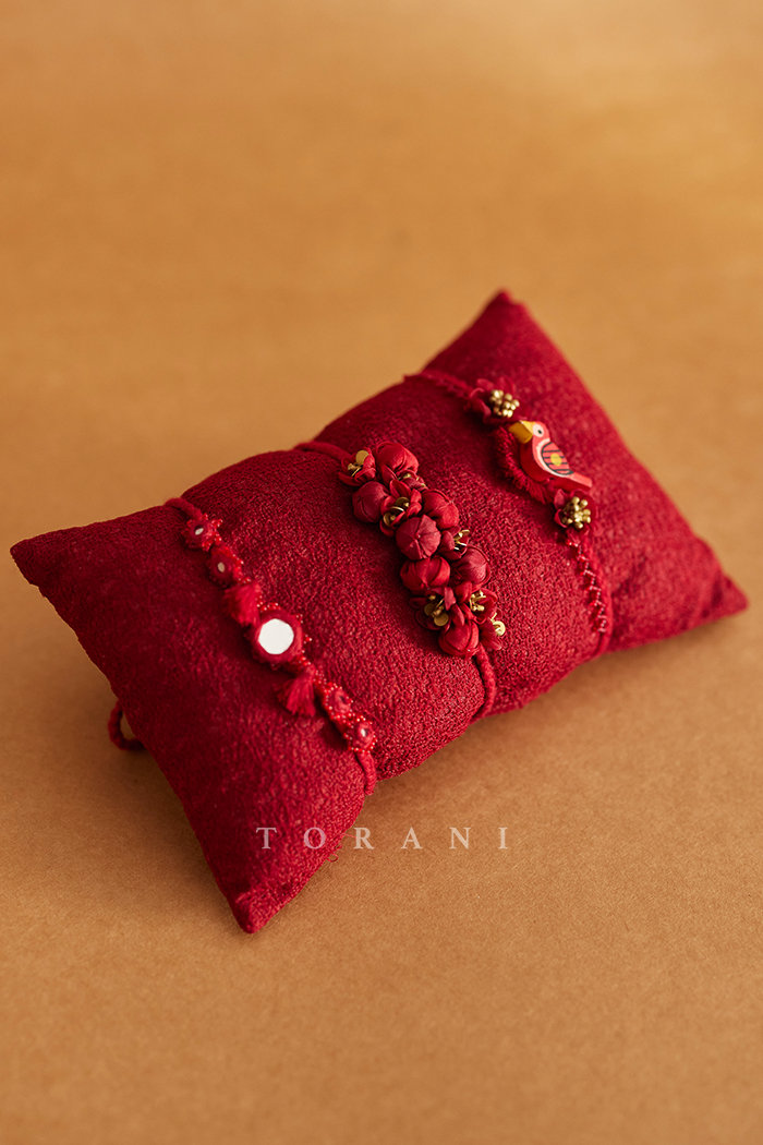 Surkh Gauraiya Guncha Sutra Set
